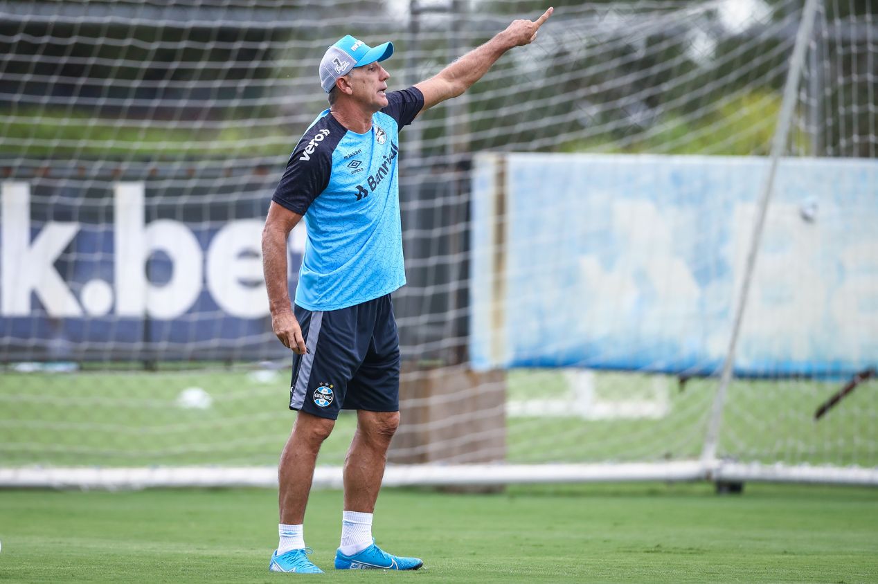 Renato comandando treino do Grêmio.