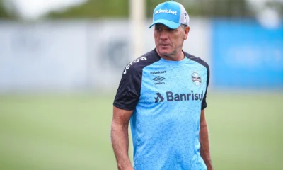 Renato comandando treino do Grêmio